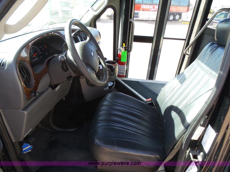 image for item J6244 2006 Ford Econoline E450 shuttle bus