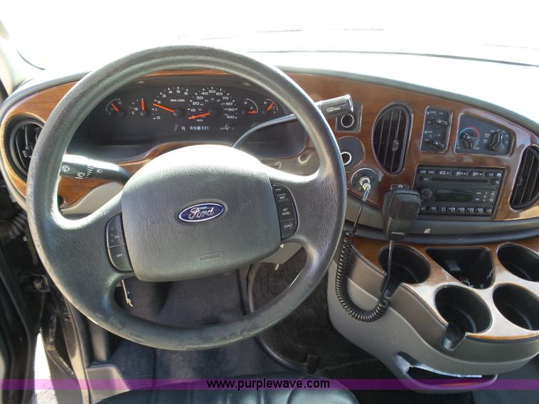 image for item J6244 2006 Ford Econoline E450 shuttle bus