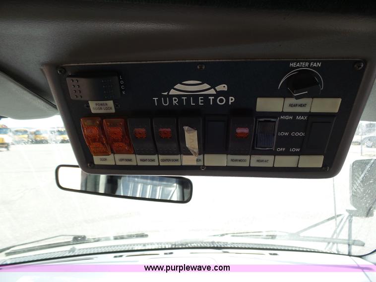 image for item J6244 2006 Ford Econoline E450 shuttle bus