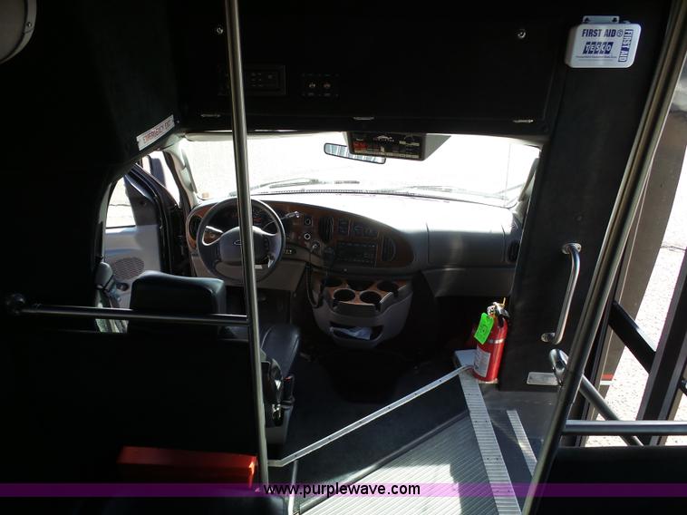 image for item J6244 2006 Ford Econoline E450 shuttle bus