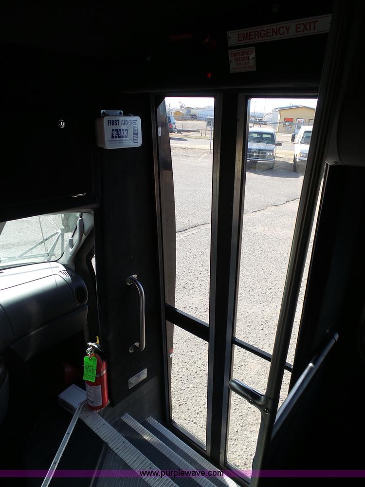 image for item J6244 2006 Ford Econoline E450 shuttle bus