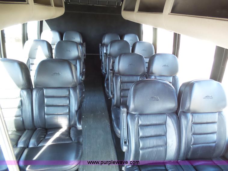 image for item J6244 2006 Ford Econoline E450 shuttle bus