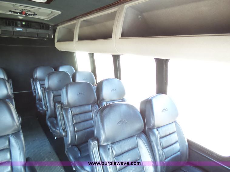 image for item J6244 2006 Ford Econoline E450 shuttle bus