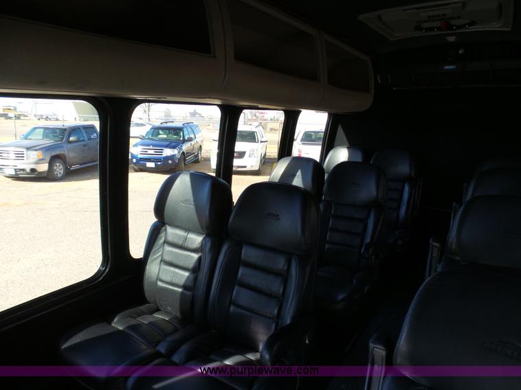 image for item J6244 2006 Ford Econoline E450 shuttle bus