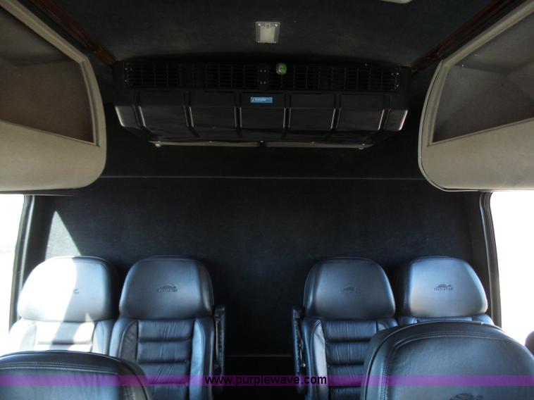 image for item J6244 2006 Ford Econoline E450 shuttle bus