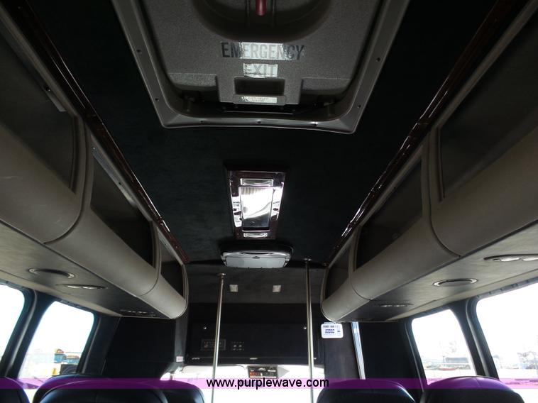 image for item J6244 2006 Ford Econoline E450 shuttle bus