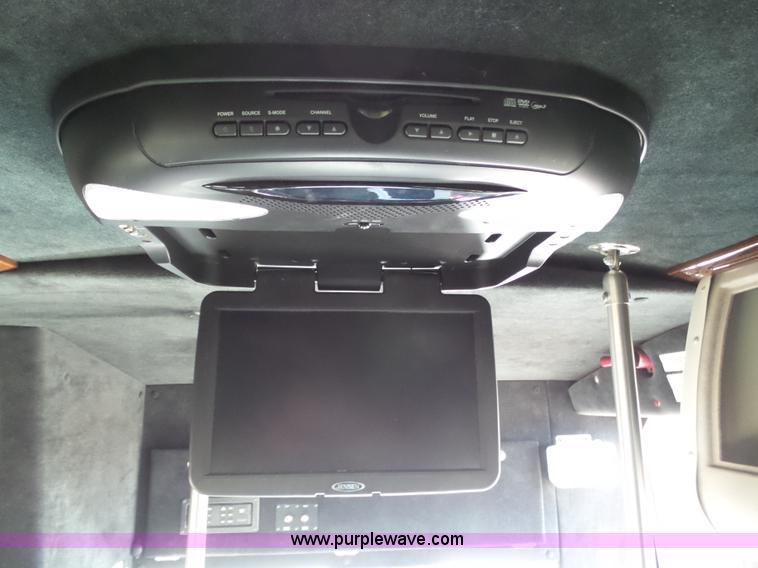 image for item J6244 2006 Ford Econoline E450 shuttle bus