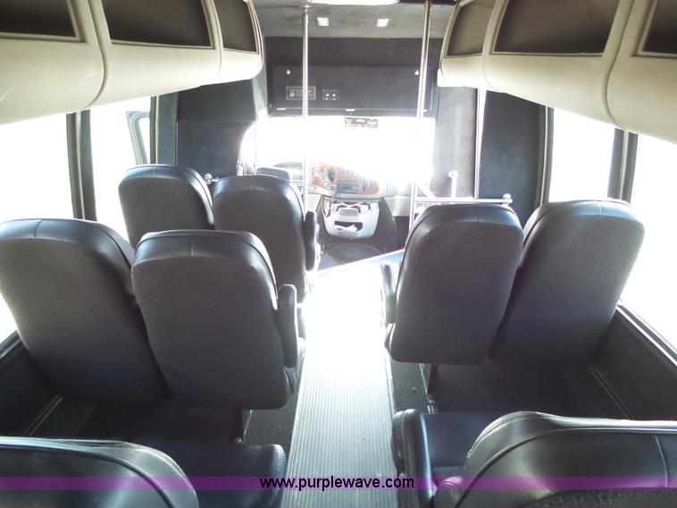 image for item J6244 2006 Ford Econoline E450 shuttle bus