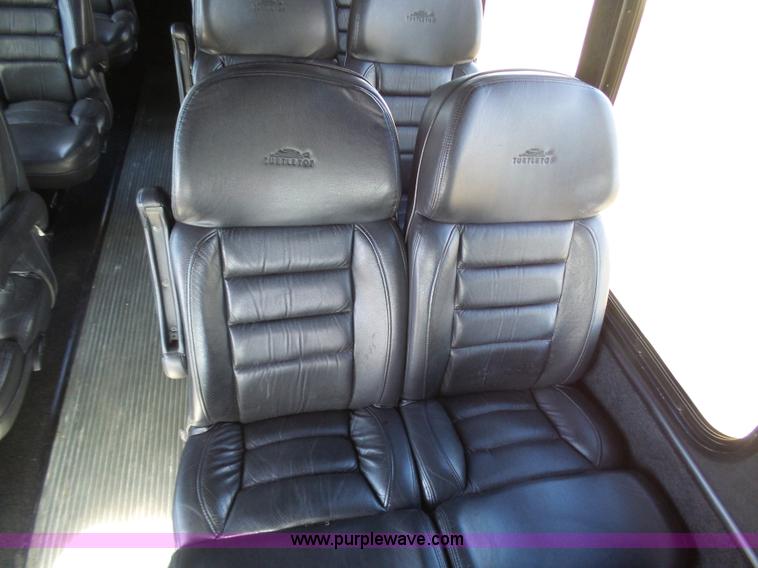 image for item J6244 2006 Ford Econoline E450 shuttle bus