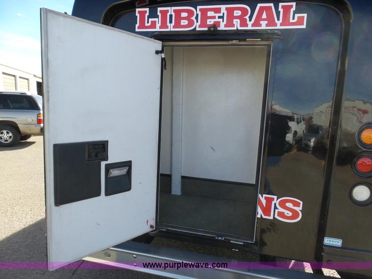 image for item J6244 2006 Ford Econoline E450 shuttle bus