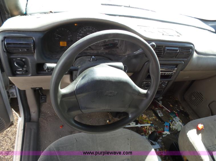 image for item J6245 2005 Chevrolet Venture LS van