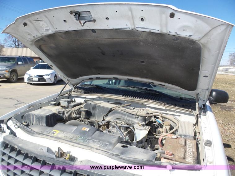 image for item J8897 2002 Ford Explorer XLS SUV