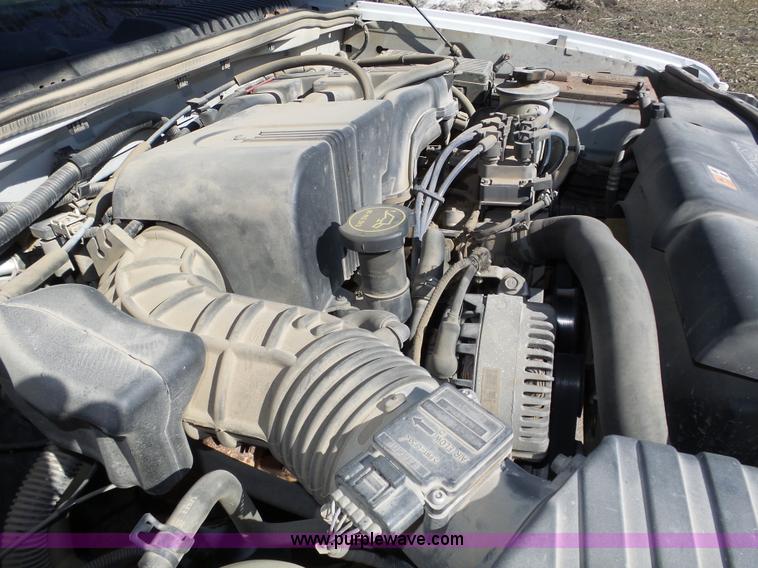 image for item J8897 2002 Ford Explorer XLS SUV