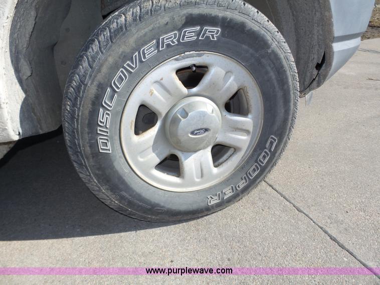 image for item J8897 2002 Ford Explorer XLS SUV