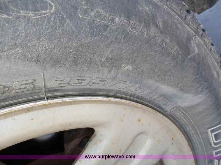 image for item J8897 2002 Ford Explorer XLS SUV