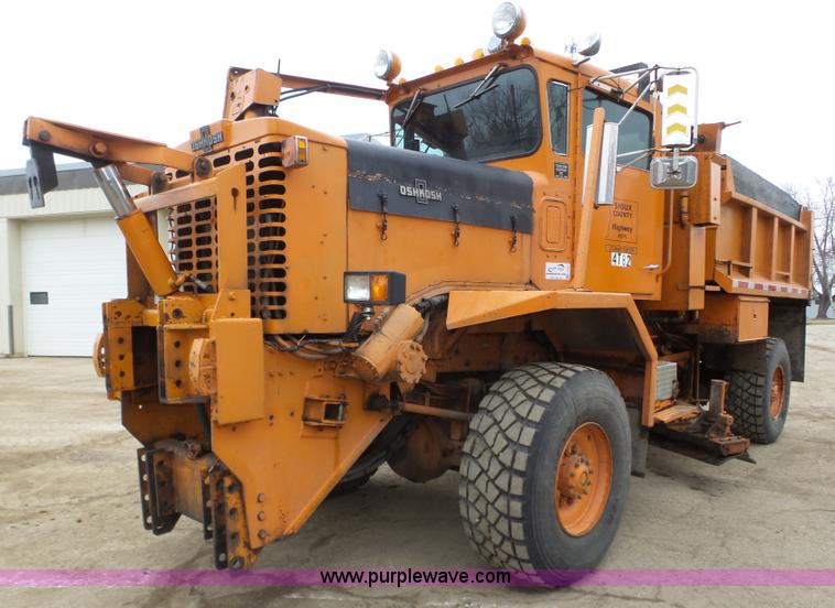 image for item J8924 1982 Oshkosh P23236 dump truck