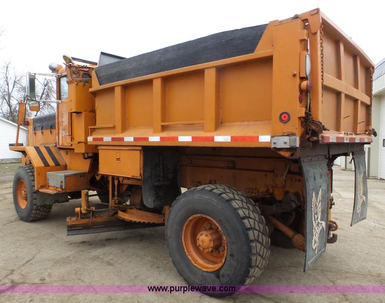 image for item J8924 1982 Oshkosh P23236 dump truck