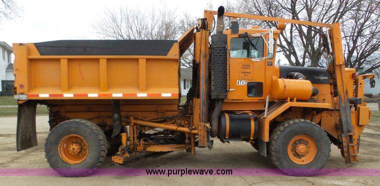 image for item J8924 1982 Oshkosh P23236 dump truck