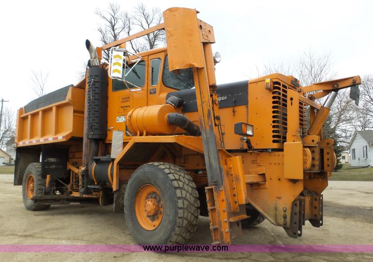 image for item J8924 1982 Oshkosh P23236 dump truck
