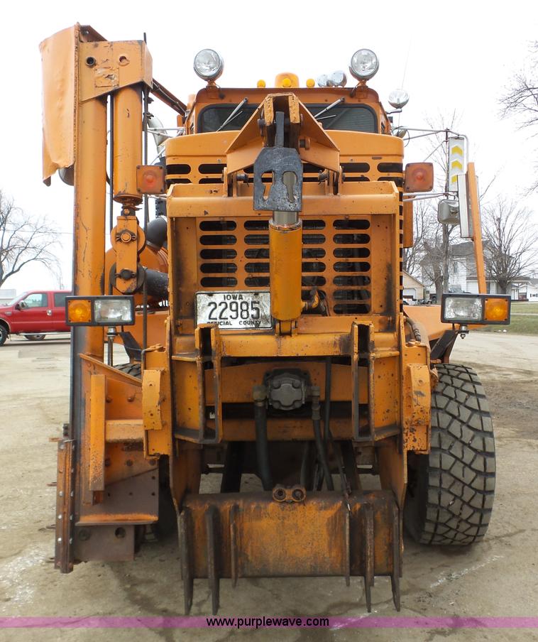 image for item J8924 1982 Oshkosh P23236 dump truck