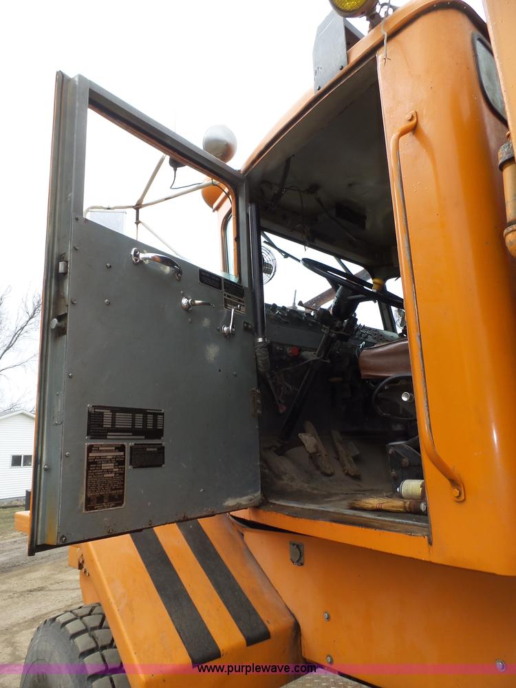 image for item J8924 1982 Oshkosh P23236 dump truck