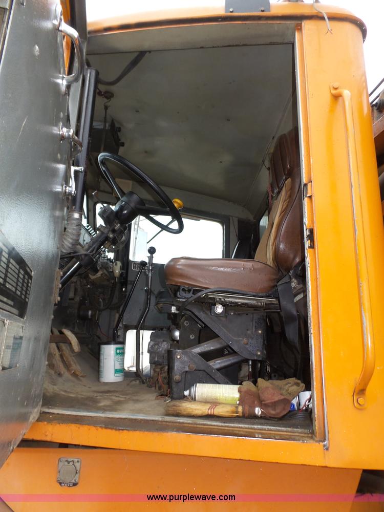 image for item J8924 1982 Oshkosh P23236 dump truck