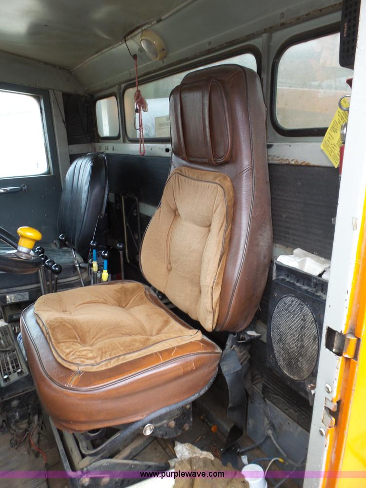 image for item J8924 1982 Oshkosh P23236 dump truck