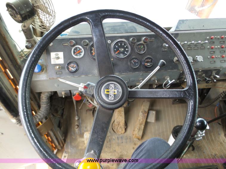 image for item J8924 1982 Oshkosh P23236 dump truck