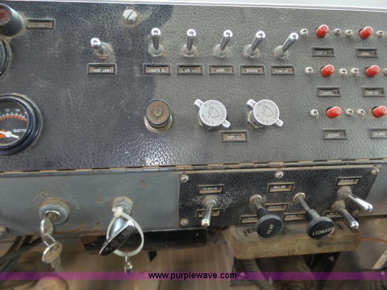 image for item J8924 1982 Oshkosh P23236 dump truck