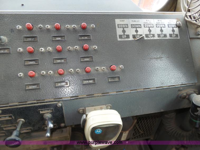 image for item J8924 1982 Oshkosh P23236 dump truck