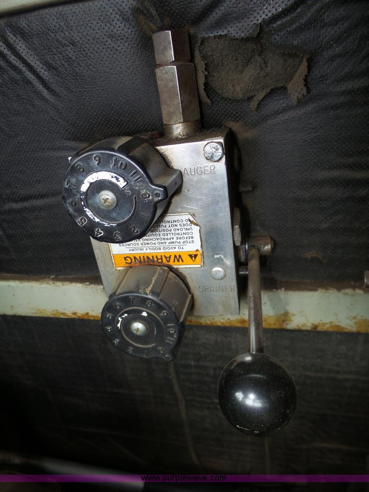 image for item J8924 1982 Oshkosh P23236 dump truck