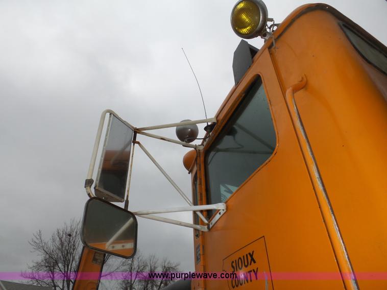 image for item J8924 1982 Oshkosh P23236 dump truck