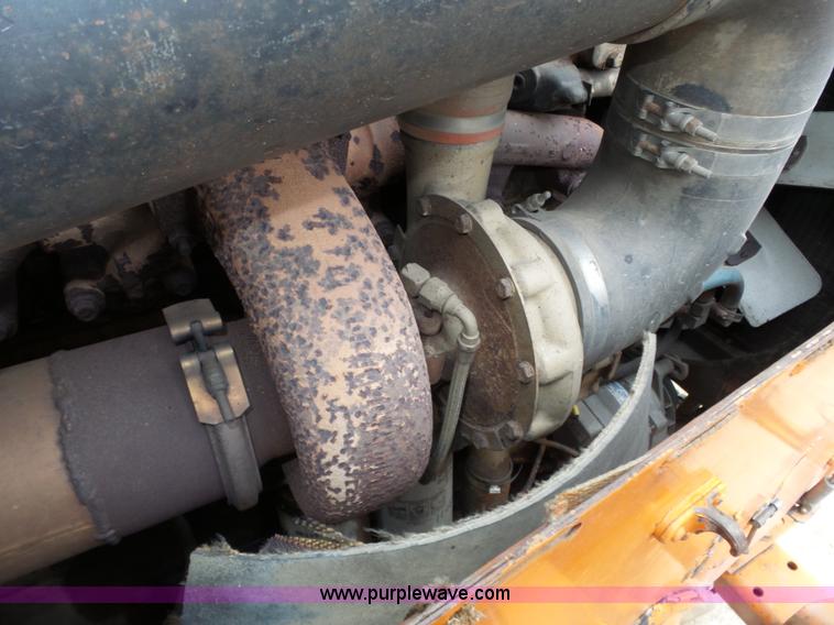 image for item J8924 1982 Oshkosh P23236 dump truck