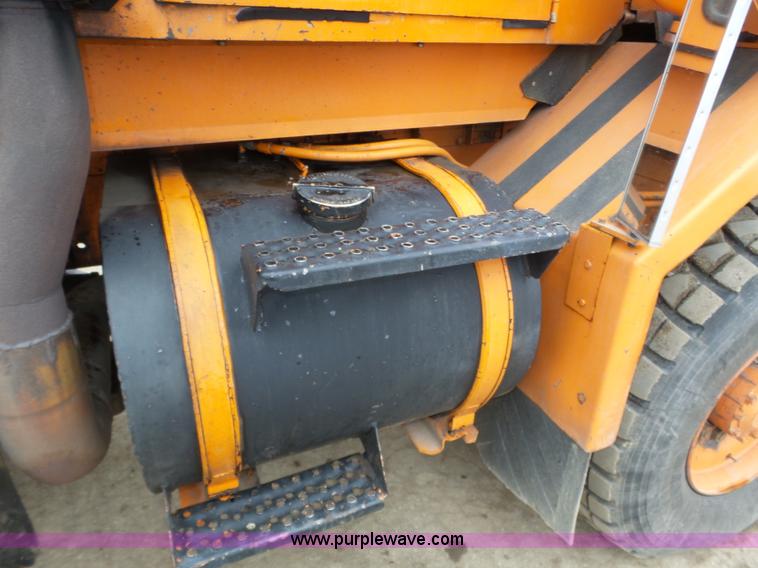 image for item J8924 1982 Oshkosh P23236 dump truck