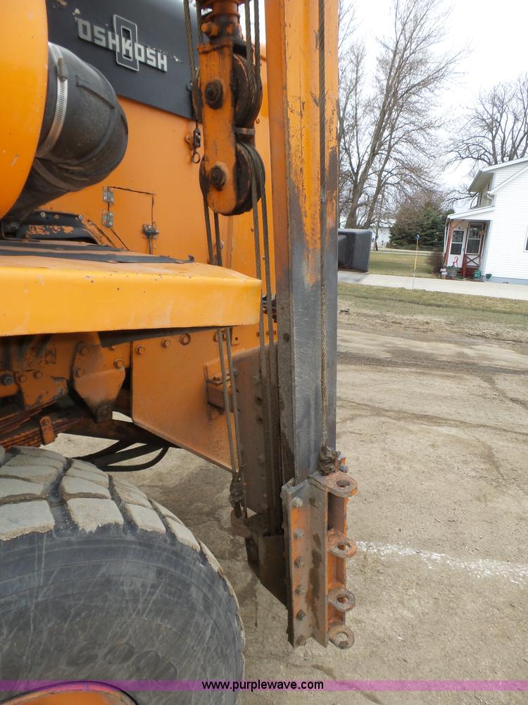 image for item J8924 1982 Oshkosh P23236 dump truck