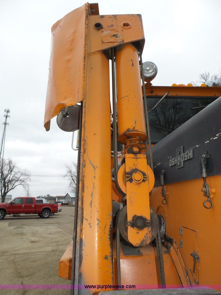 image for item J8924 1982 Oshkosh P23236 dump truck