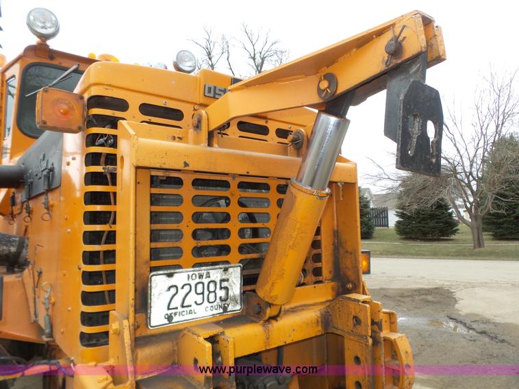 image for item J8924 1982 Oshkosh P23236 dump truck