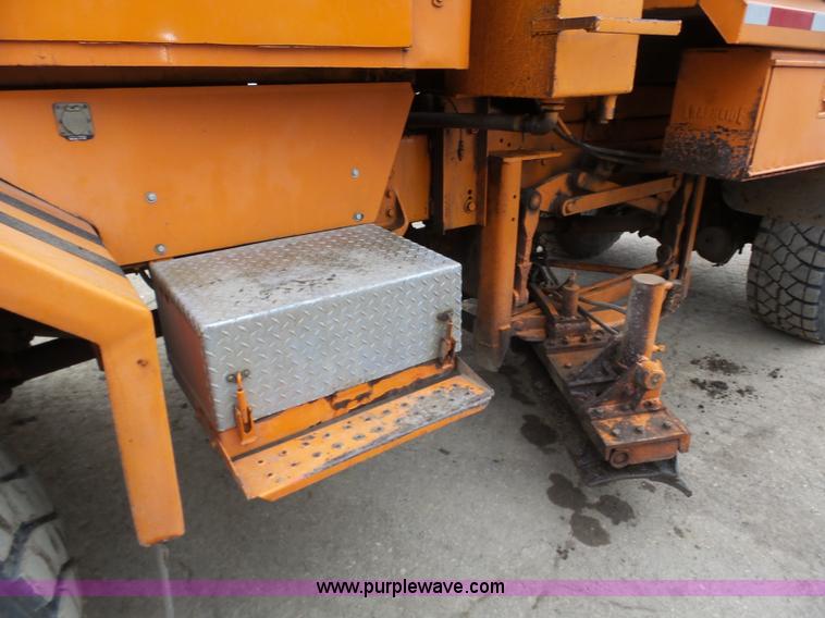 image for item J8924 1982 Oshkosh P23236 dump truck