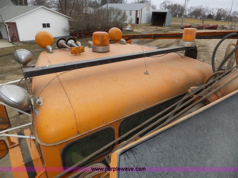 image for item J8924 1982 Oshkosh P23236 dump truck