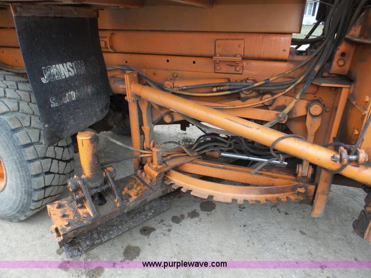 image for item J8924 1982 Oshkosh P23236 dump truck