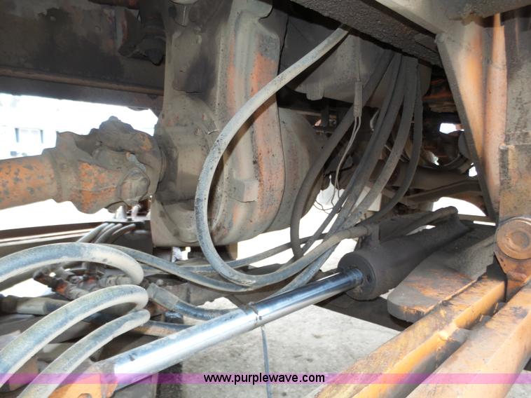 image for item J8924 1982 Oshkosh P23236 dump truck