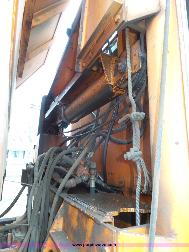 image for item J8924 1982 Oshkosh P23236 dump truck