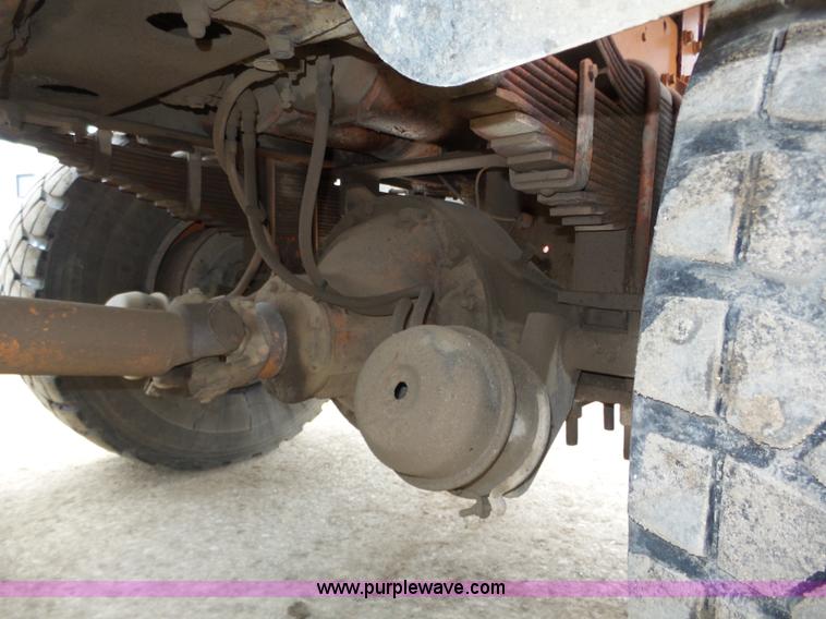 image for item J8924 1982 Oshkosh P23236 dump truck