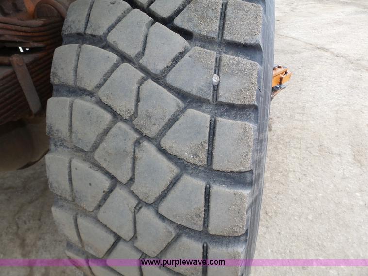 image for item J8924 1982 Oshkosh P23236 dump truck