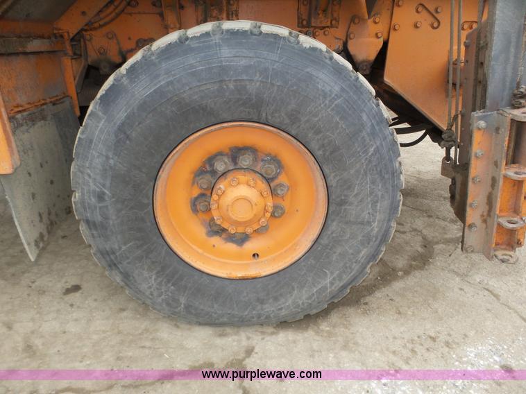 image for item J8924 1982 Oshkosh P23236 dump truck