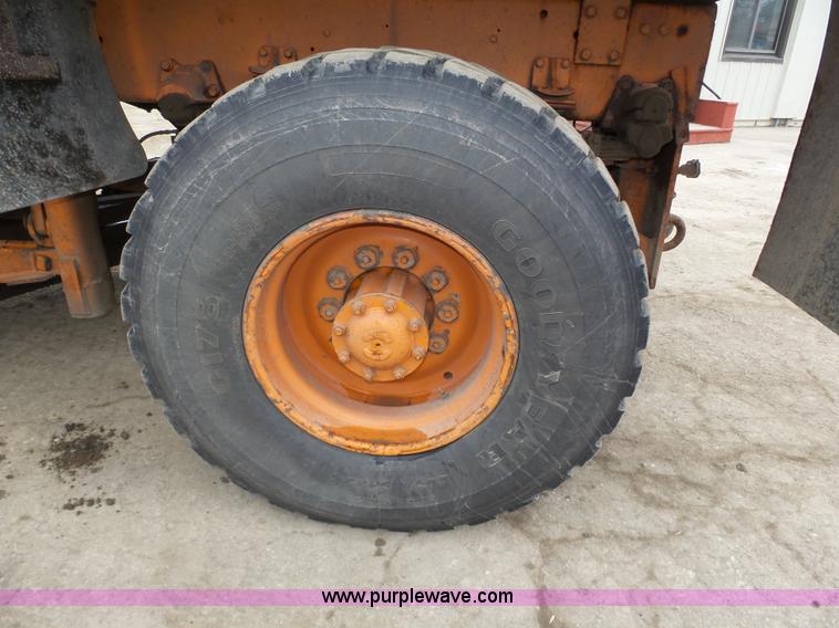 image for item J8924 1982 Oshkosh P23236 dump truck