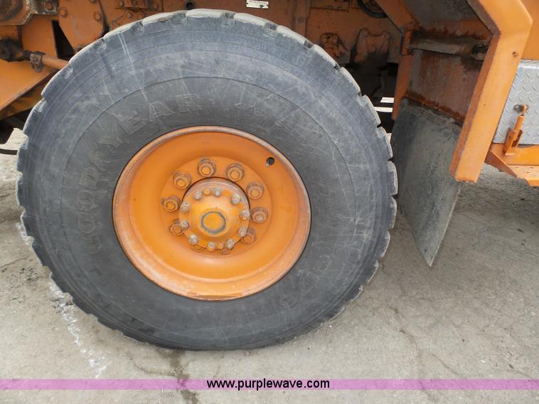 image for item J8924 1982 Oshkosh P23236 dump truck