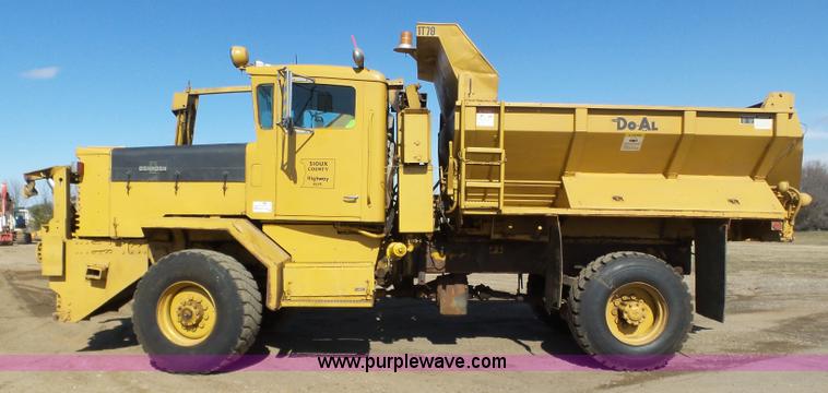 image for item J8925 1978 Oshkosh P-2323-5 sander truck