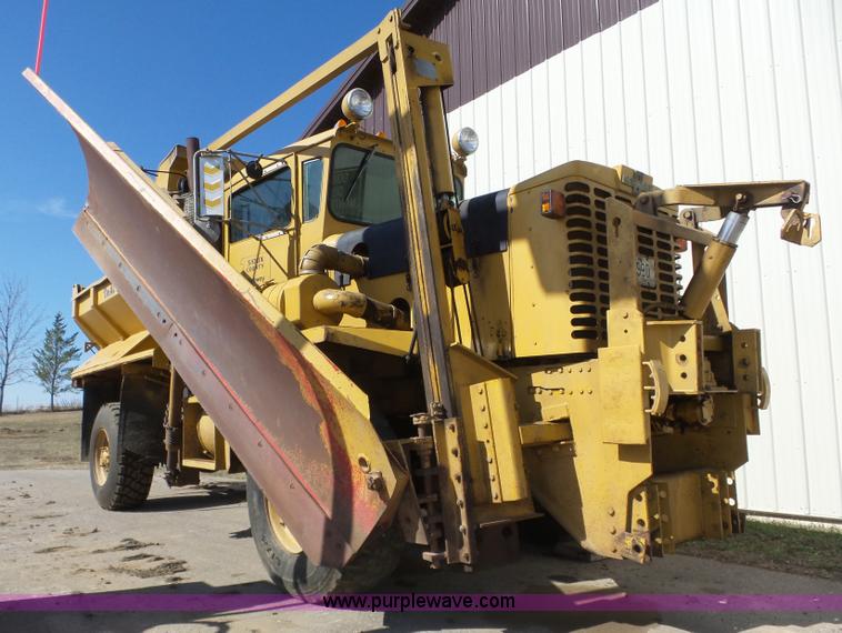 image for item J8925 1978 Oshkosh P-2323-5 sander truck