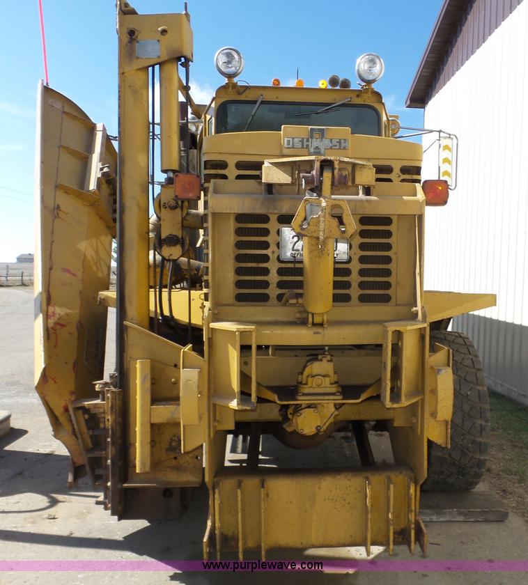 image for item J8925 1978 Oshkosh P-2323-5 sander truck
